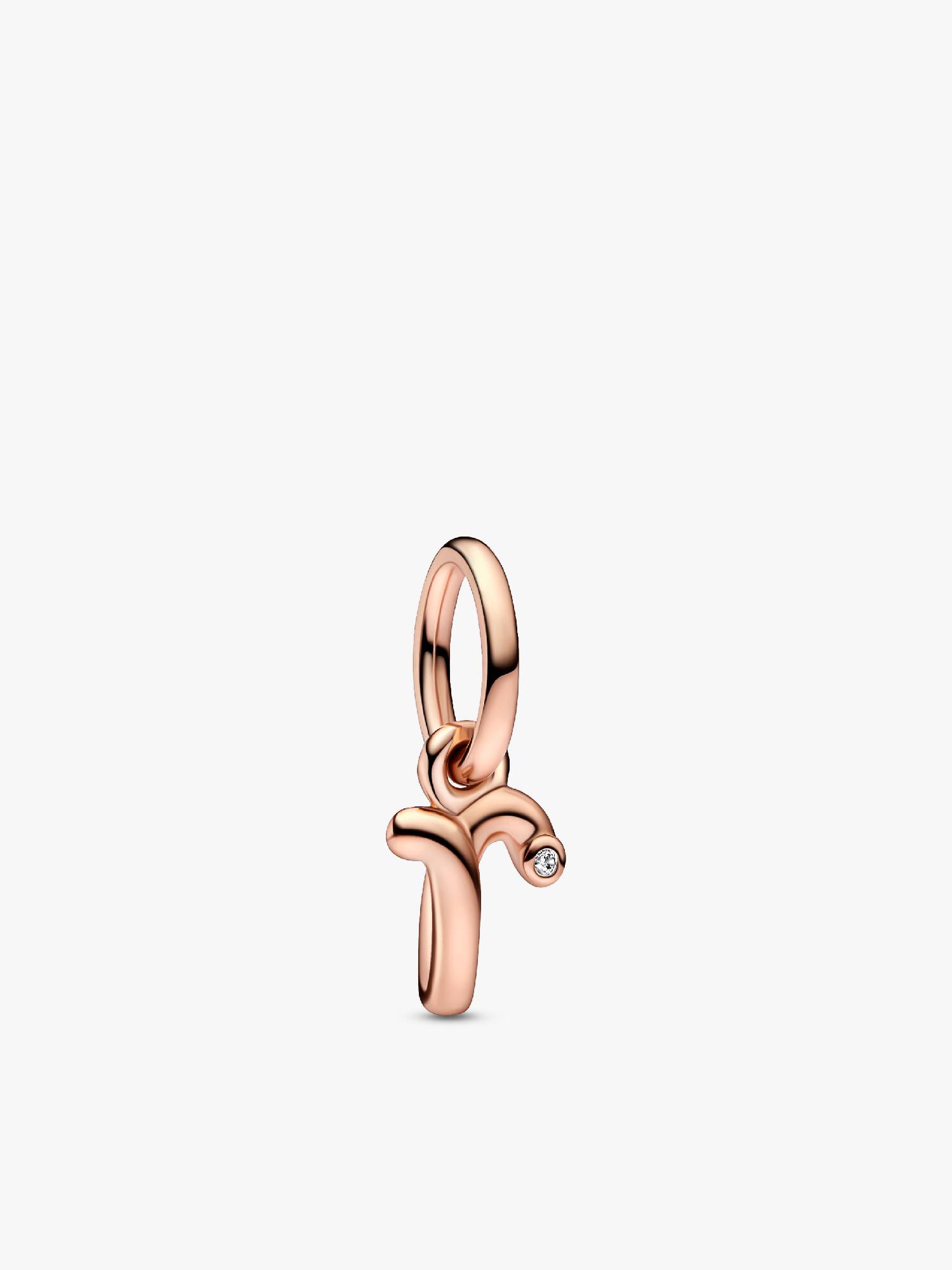 Charm med R-bogstavsvedhæng