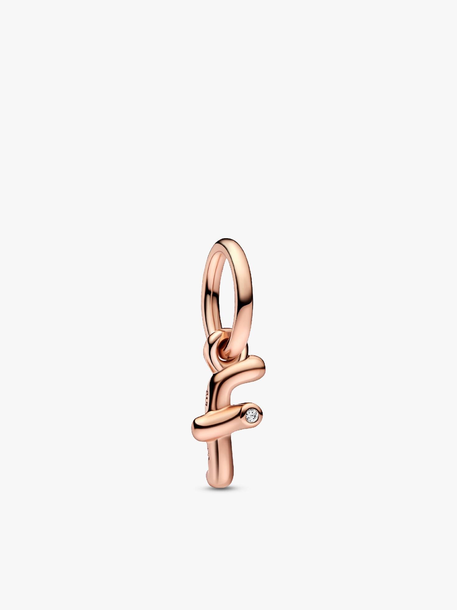Charm med F-bogstavsvedhæng