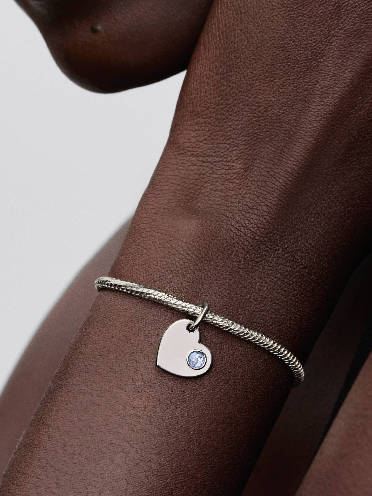 Indgraverbart Charm med Hjertevedhæng med Havblå Sten