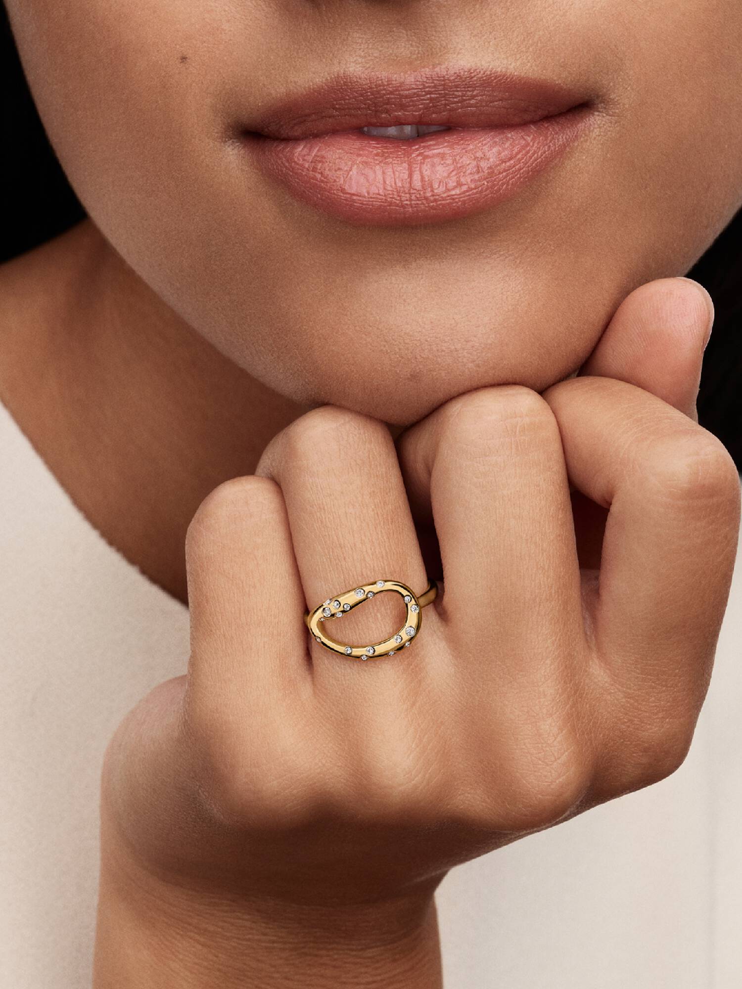 Organisk Formet Stenindfattet Statement Ring