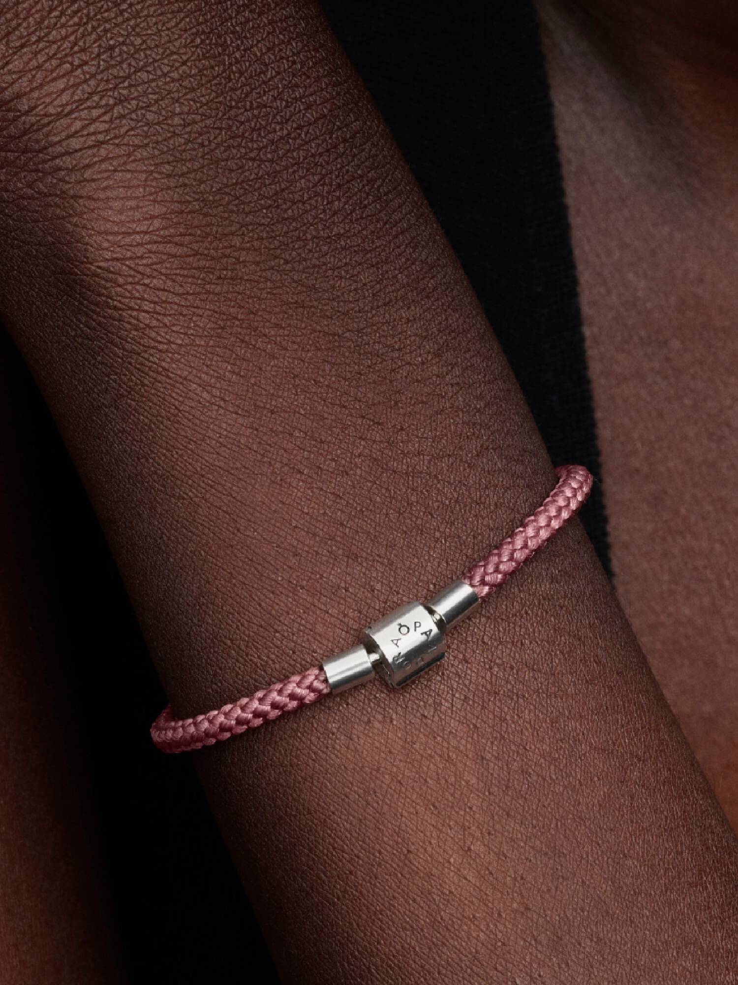 Skinnende Pink Armbånd med snor