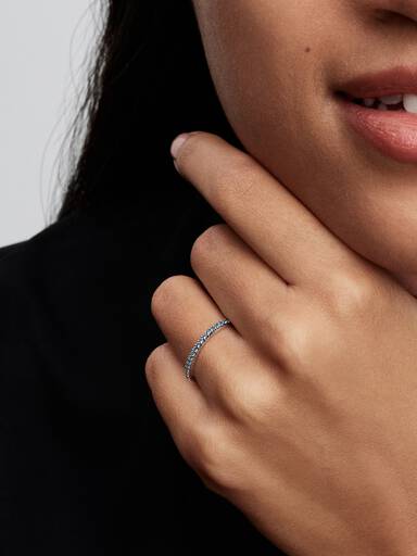Funklende Akvamarin Halv Evighedsbånd Ring