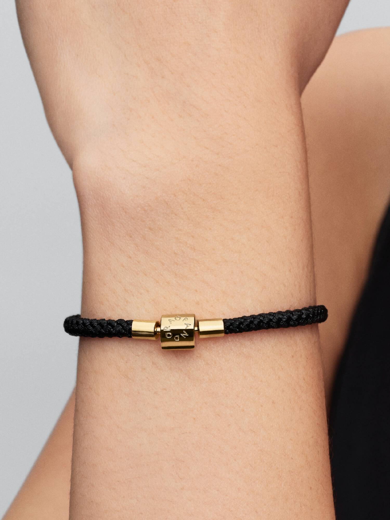 Skinnende Sort Armbånd med snor