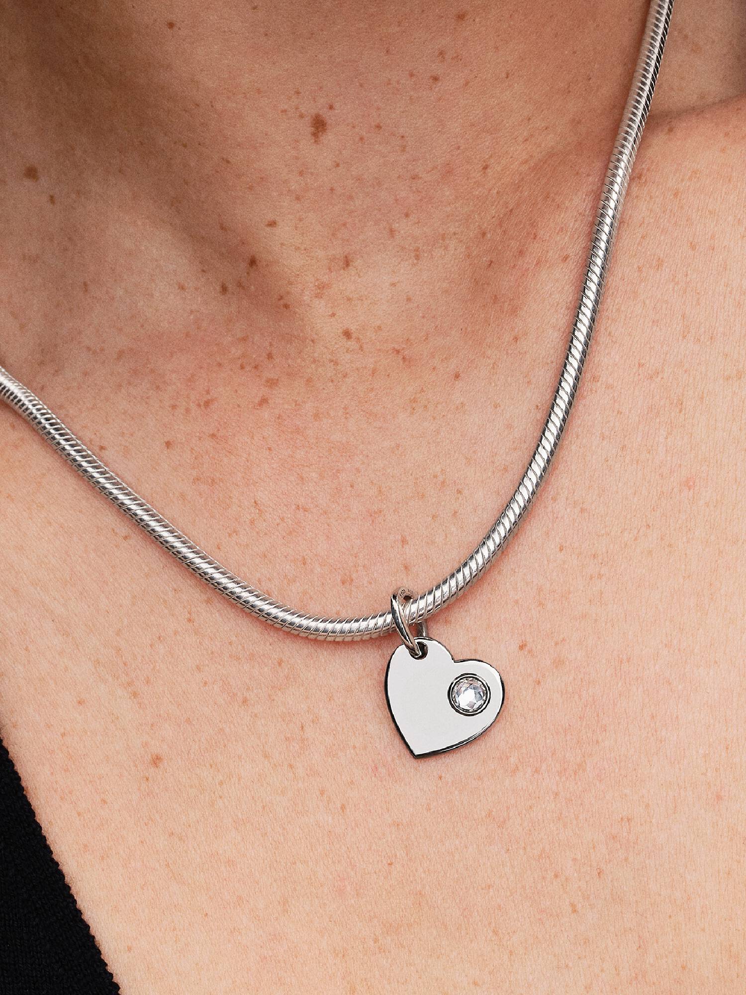 April Indgraverbart Charm med Hjertevedhæng med Klar Sten