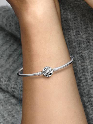 Pandora Moments Armring med Funklende Snefnuglås
