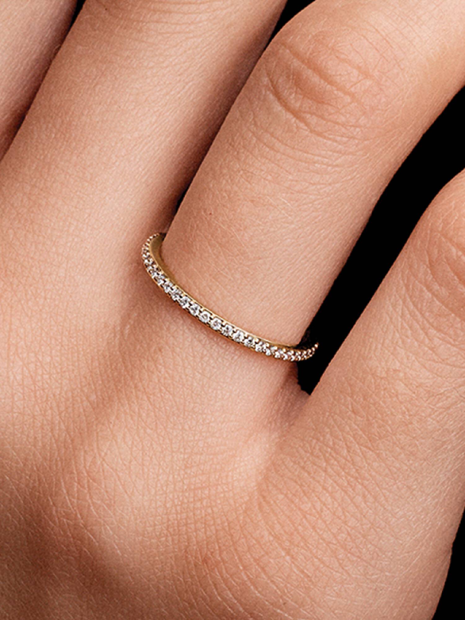 Pandora Era ring med halvt evighedspavébånd i 14 kt. guld med laboratorieskabte diamanter