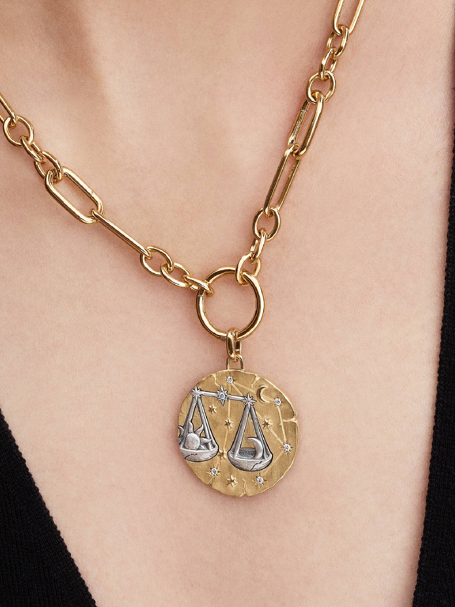 Vægten Stjernetegn Oversized Medaljon Charm