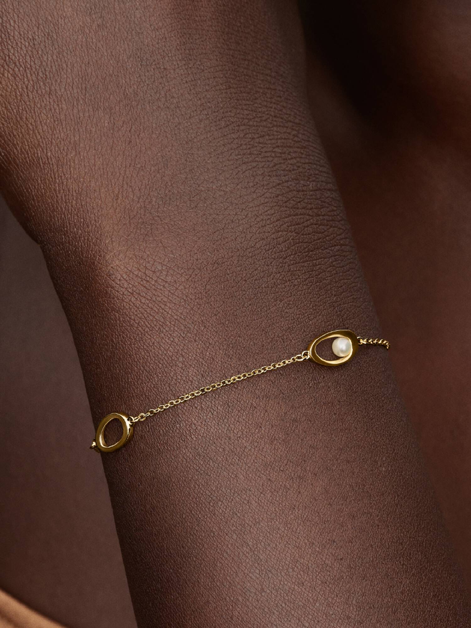 Organisk formet Oval & Behandlet Ferskvandskulturperle Armbånd