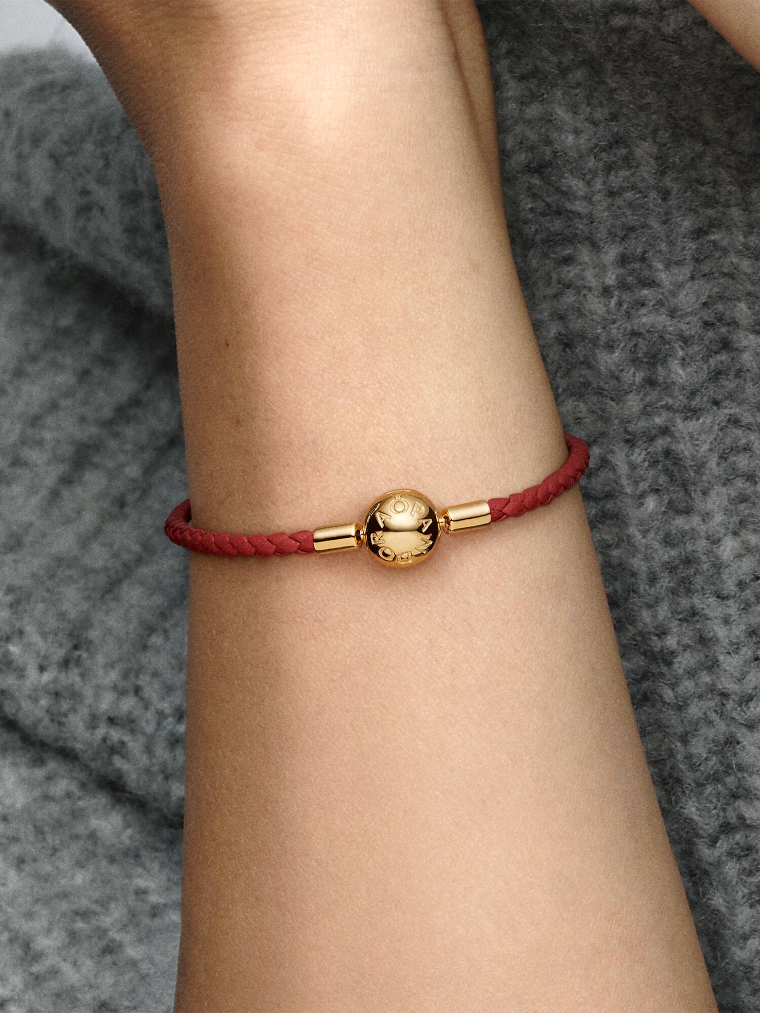 Pandora Moments Rødt Flettet Læderarmbånd