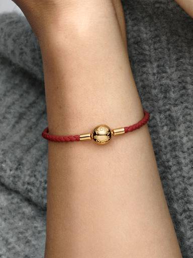 Pandora Moments Rødt Flettet Læderarmbånd