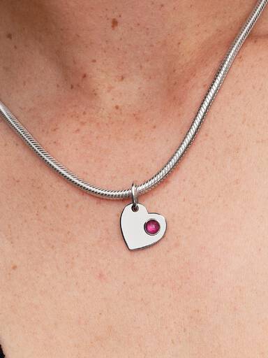 Juli Indgraverbart Charm med Hjertevedhæng med Dybrød Sten