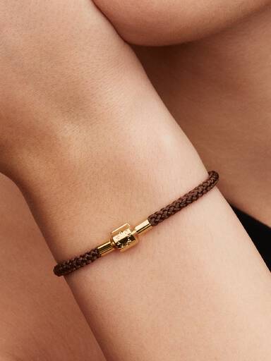 Skinnende brunt armbånd med snor