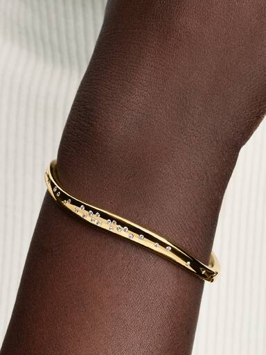 Organisk Formet Stenindfattet Armring