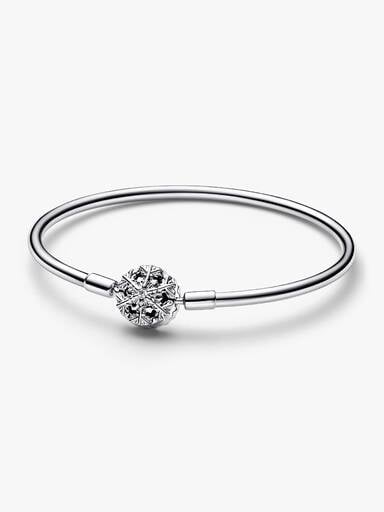 Pandora Moments Armring med Funklende Snefnuglås