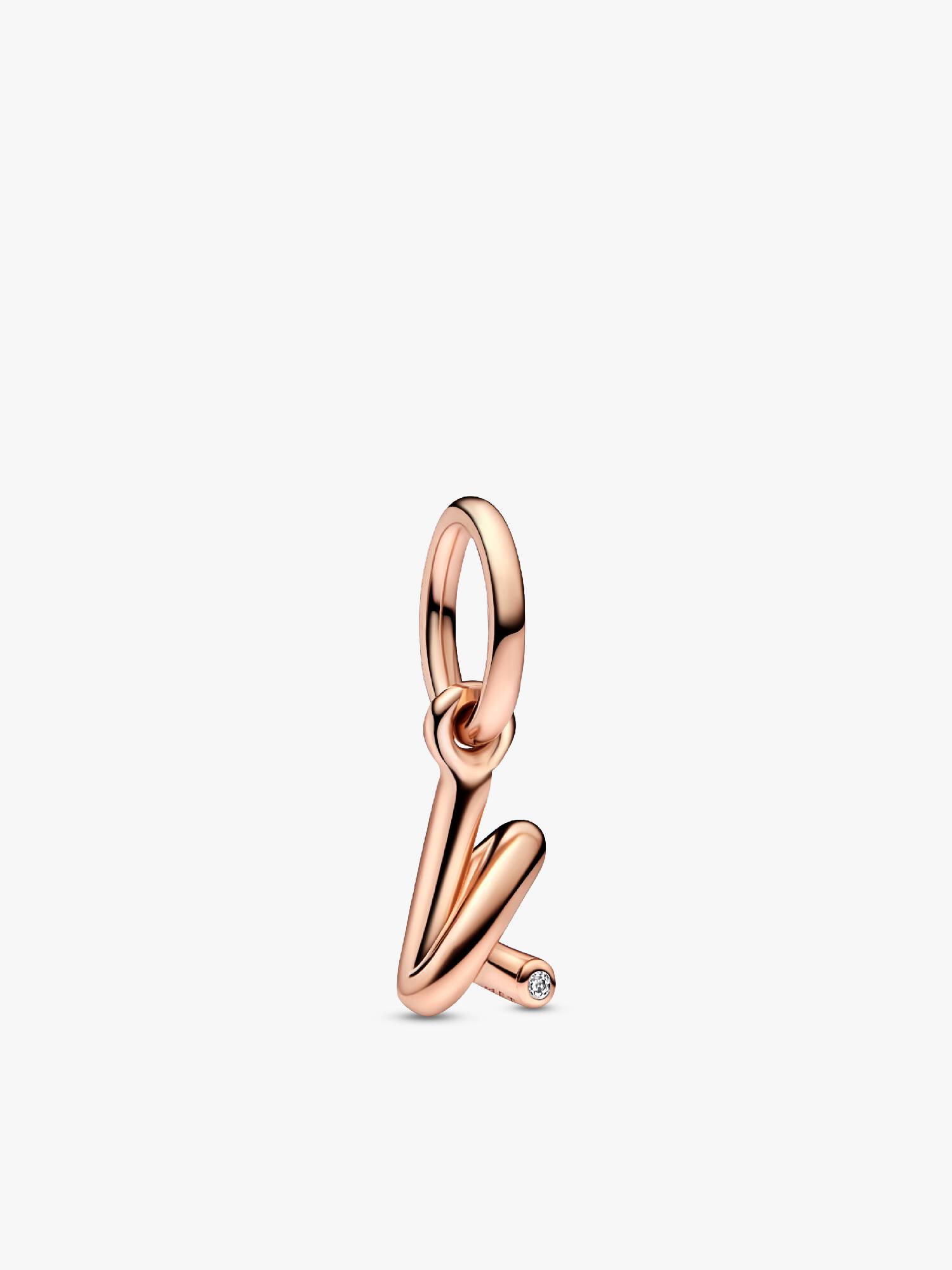 Charm med K-bogstavsvedhæng