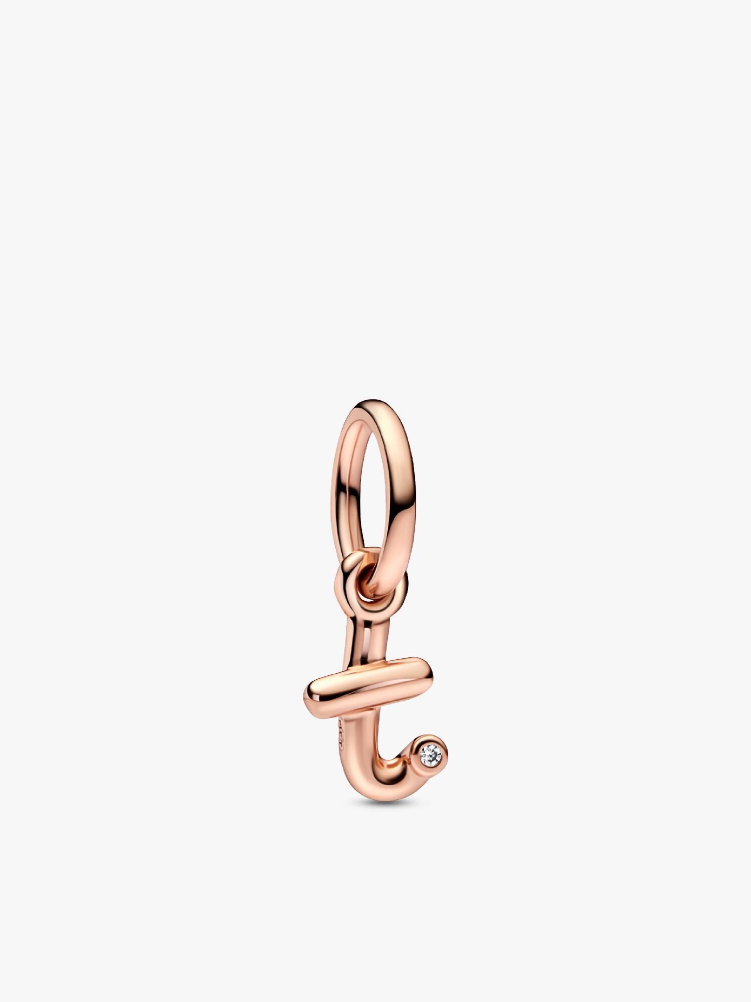 Charm med T-bogstavsvedhæng