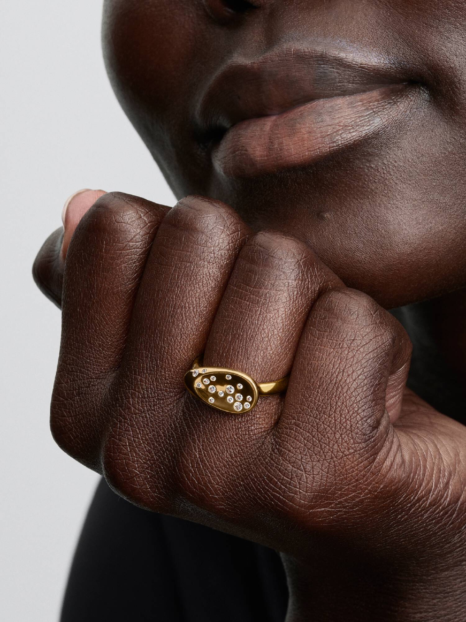 Medium Stenindfattet Oval Signet Ring