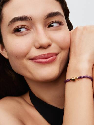 Skinnende lilla armbånd med snor
