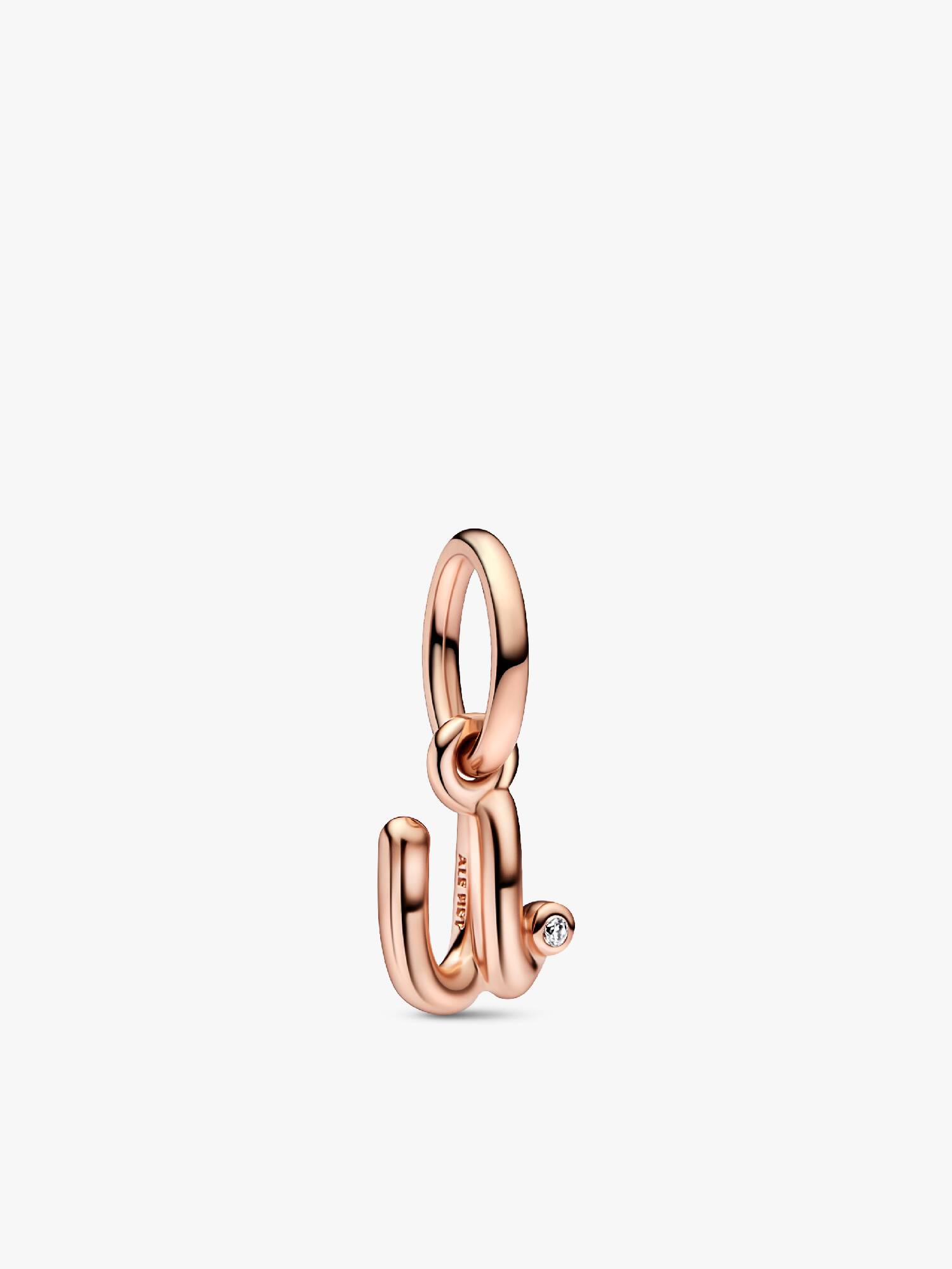 Charm med U-bogstavsvedhæng