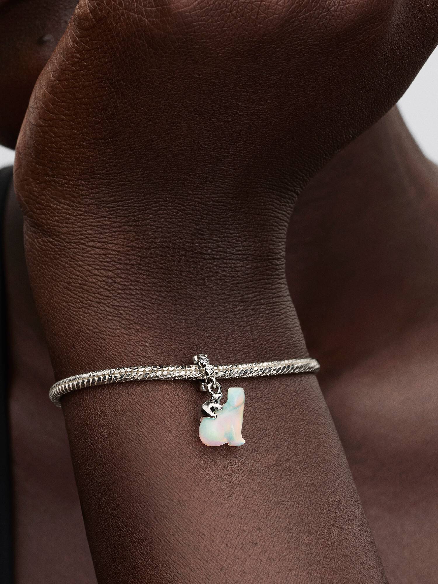 Isbjørnemor & Unge Charm med vedhæng