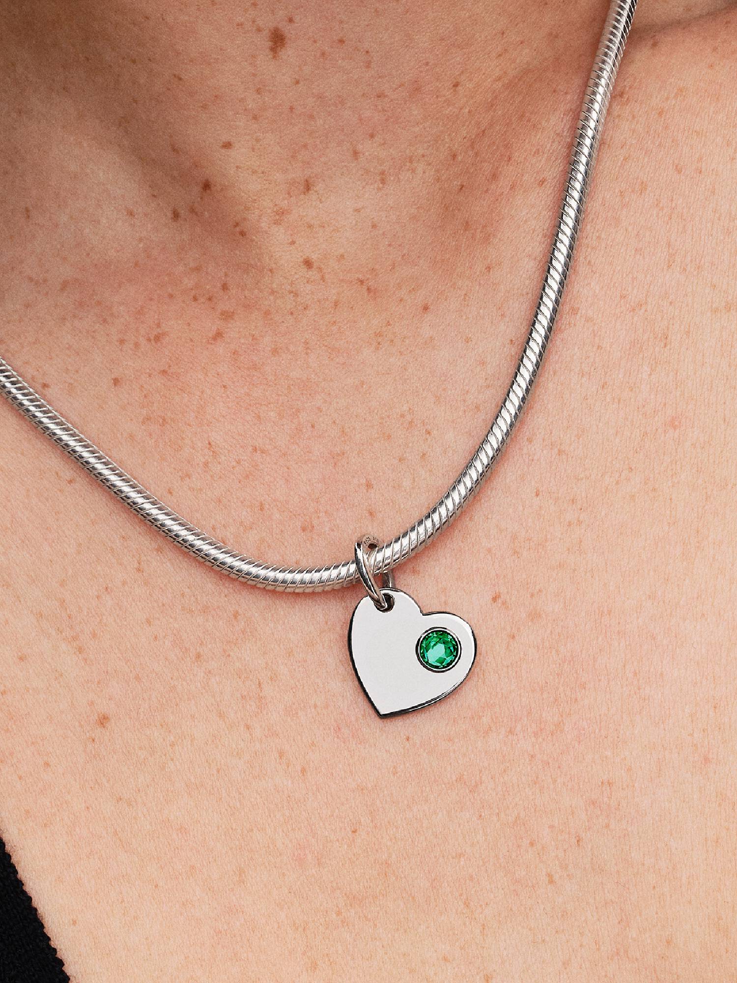 Maj Indgraverbart Charm med Hjertevedhæng med Grøn Sten