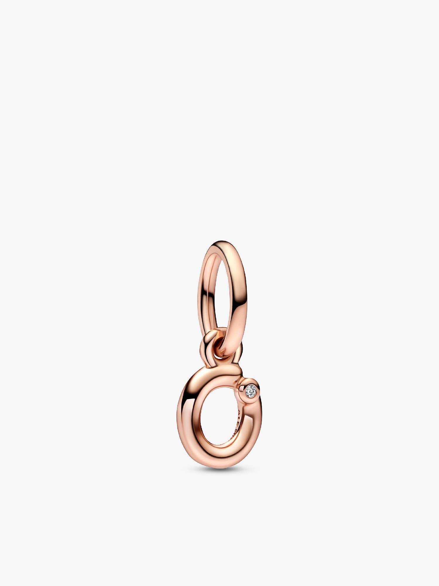 Charm med O-bogstavsvedhæng