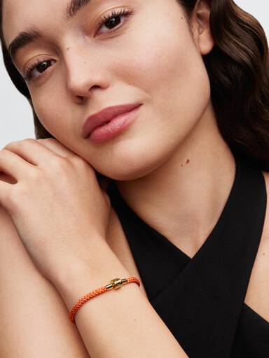 Skinnende orange armbånd med snor