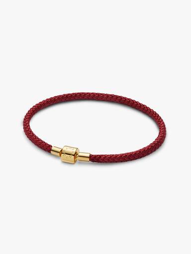 Skinnende rødt armbånd med snor