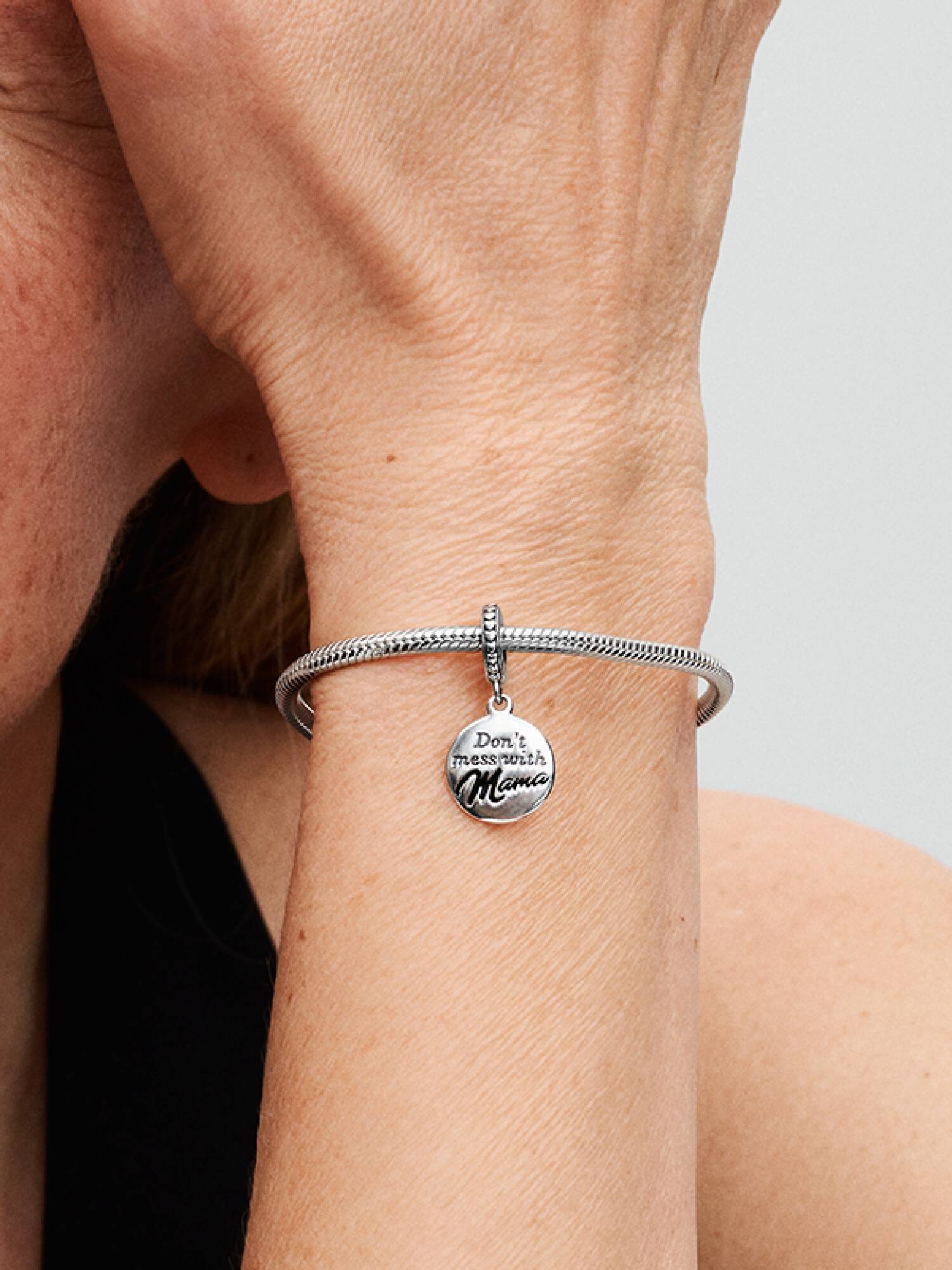 Mama Indgraverbart Charm med vedhæng