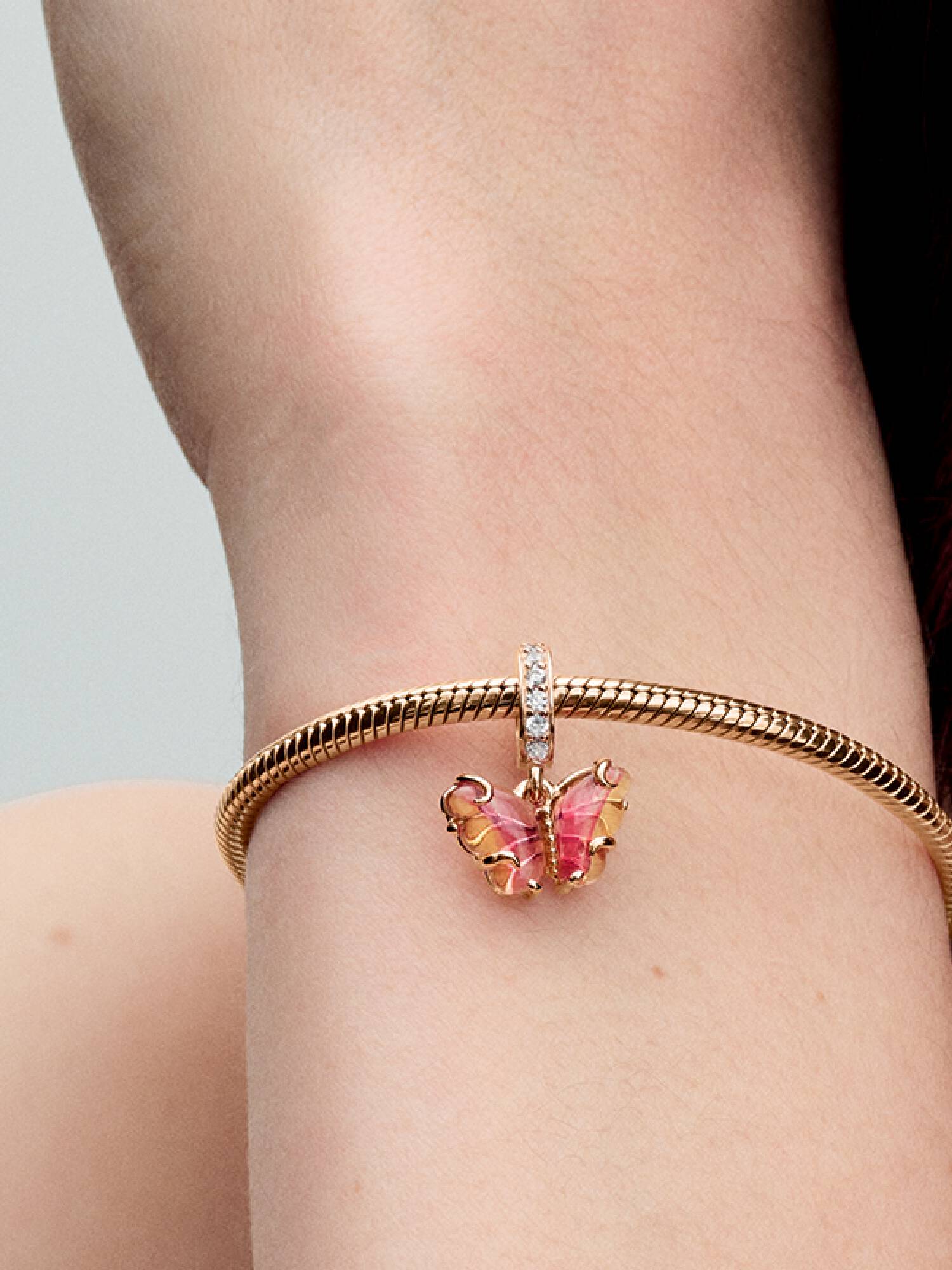 Pink og gul Muranoglas sommerfugl charm med vedhæng